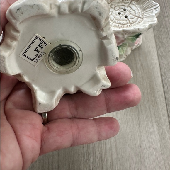 Fitz and Floyd cottage home decor shabby chic , floral salt and pepper shakers - Picture 4 of 4